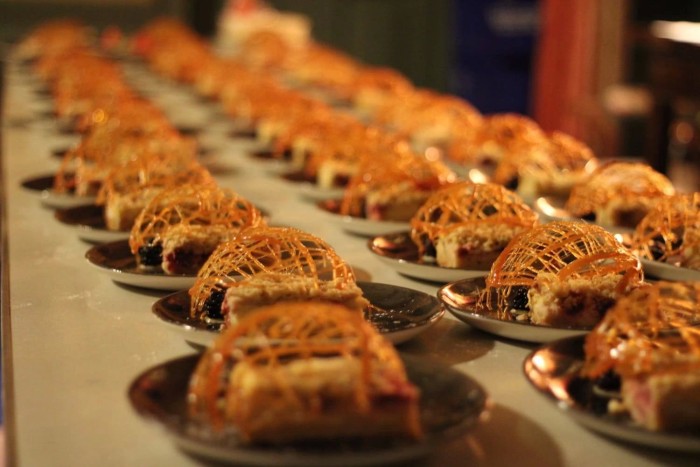 Caramel basket with raspberry struesel