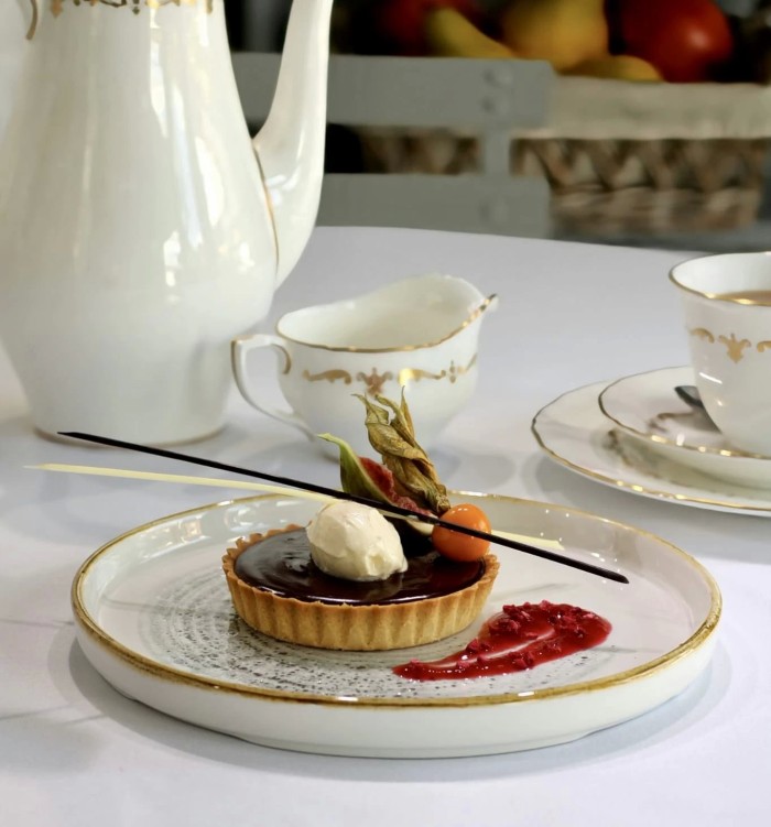 Chocolate tart with raspberry coulis
